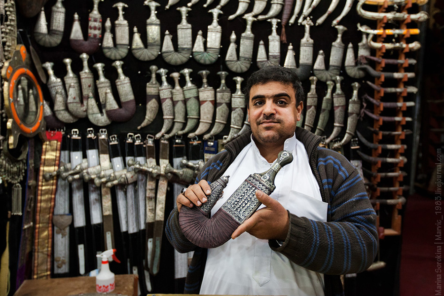Продавец джамбии — арабского клинка. Сейчас используется как признак настоящего йеменца, готового постоять за себя в любую минуту, а по факту, как пряжка для ремня! Йемен