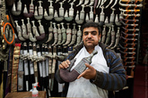 Продавец джамбии — арабского клинка. Сейчас используется как признак настоящего йеменца, готового постоять за себя в любую минуту, а по факту, как пряжка для ремня!