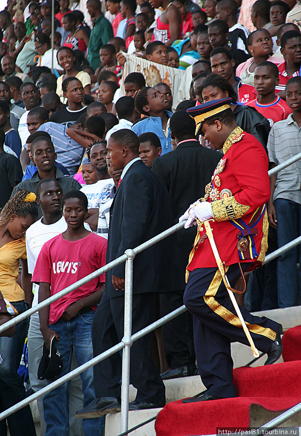 Монарх спускается со своей трибуны. Хотя на крыше стадиона и засели снайперы, особой охраны не заметно. Мбабане, Свазиленд