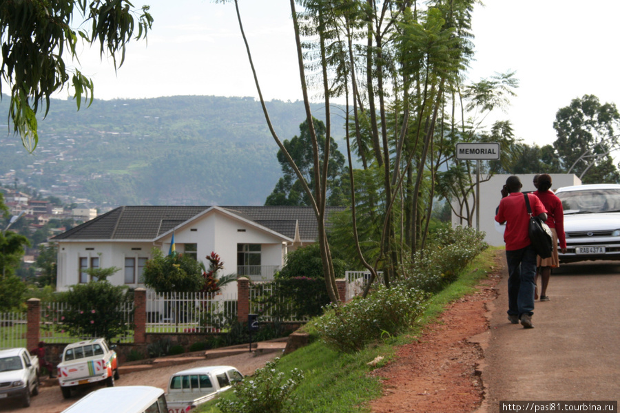 Незатейливая табличка на подходе к этому памятнику истории Кигали, Руанда