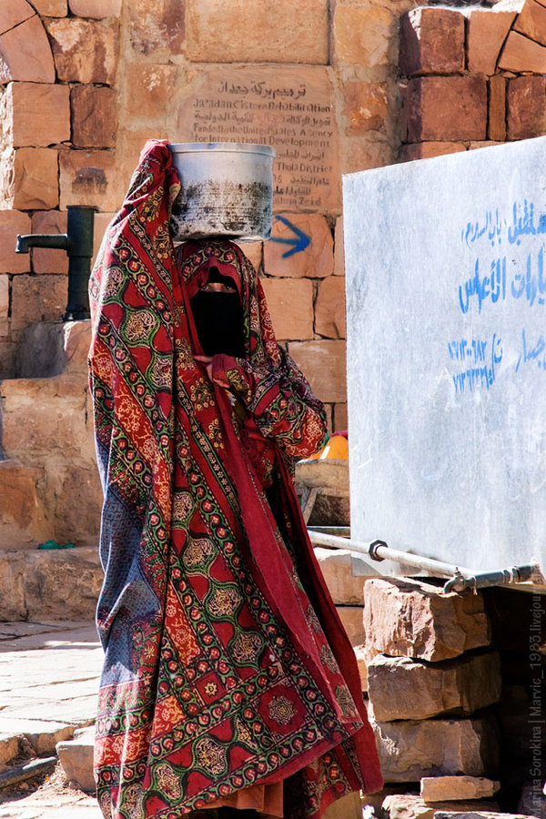 женщины востока настолько самоотвержены, что таскают воду в огромных тазах и ведрах на голове Йемен