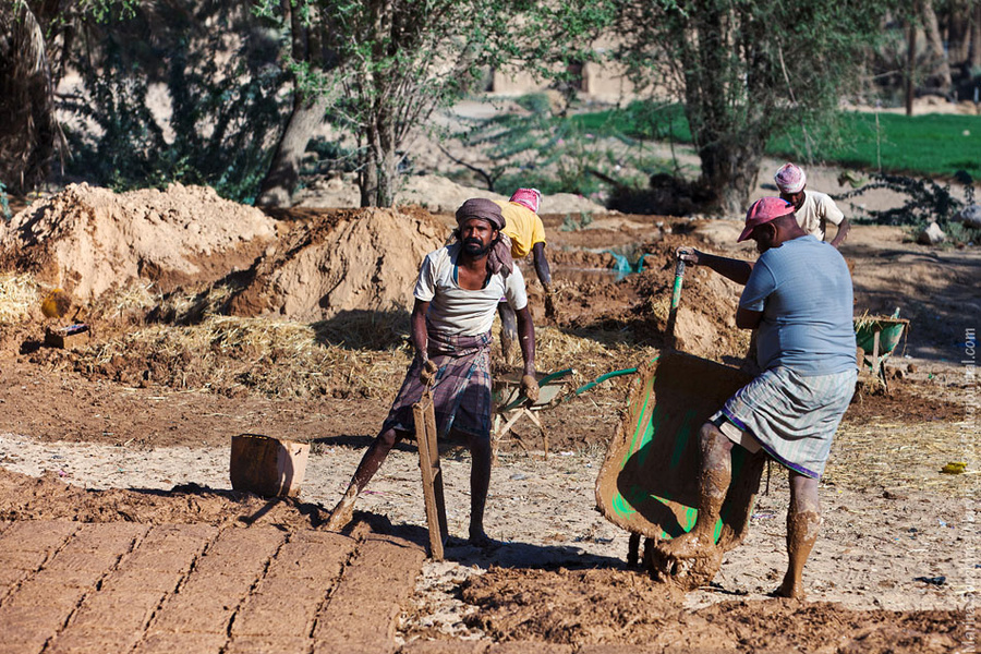 Производство кирпича в Хадрамауте. По сути это грязь, которую раскатывают пластом, режут на куски и сушат. Дома часто разваливаются в пыль благодаря такому матерьялу Йемен