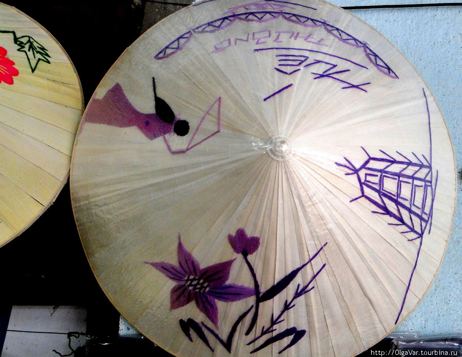 Шляпа «нон баи тхо»  или поэтические лист, на которой сверху размещают рисунки и стихотворные строчки Вьетнам