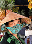 Вместо ленточек многие прикрепляют небольшой платок, который используют как повязку, прикрывающую лицо. На рынке города Дуонг Донг. Остров Фу Куок