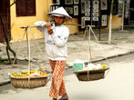 Девушка с коромыслом и плетеными корзинками из Хойана