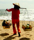 Типичный образ вьетнамки на побережье Южно-Китайского  моря
(Фантьет)