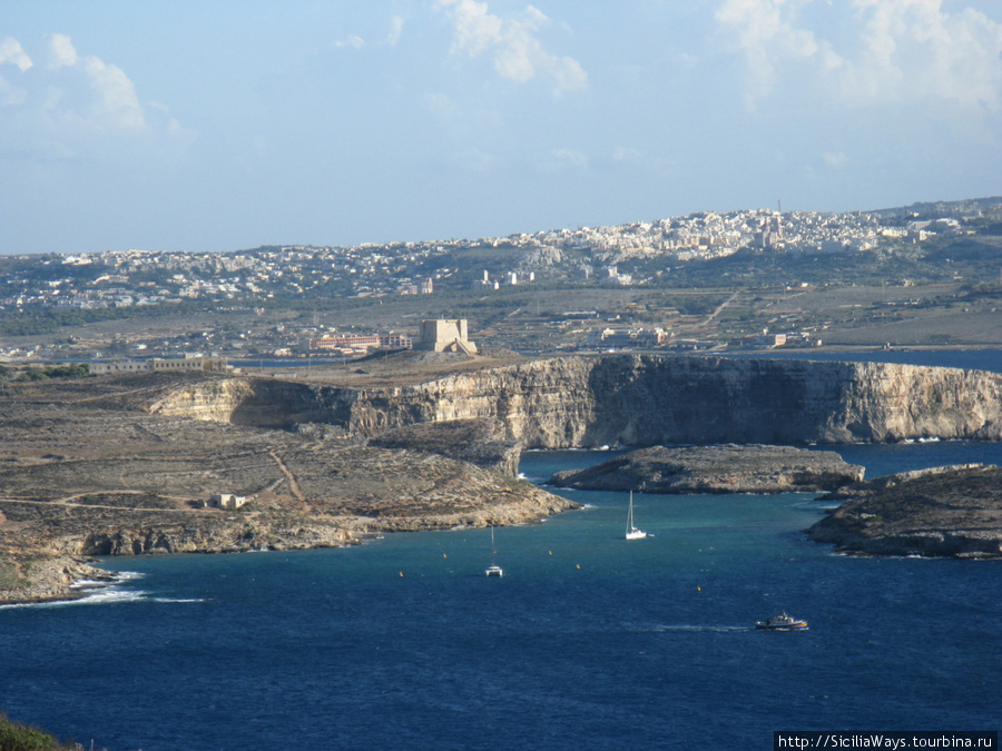 Характерный ландшафт Мальтийского архипелага.
Пролив между островами Гозо и Комино.
Видны острова Комино и Коминето. Остров Мальта, Мальта