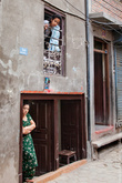 В Непале очень много людей наблюдают за жизнью вокруг из окон или дверей, они там могут часами стоять/ сидеть и смотреть. Мы своей громкой большой компанией и дотошностью привлекали много внимания — такой асфальтный каток, на который сбегалось пол города — и даже те, кто не выглядывал до этого свешивались из окон :)