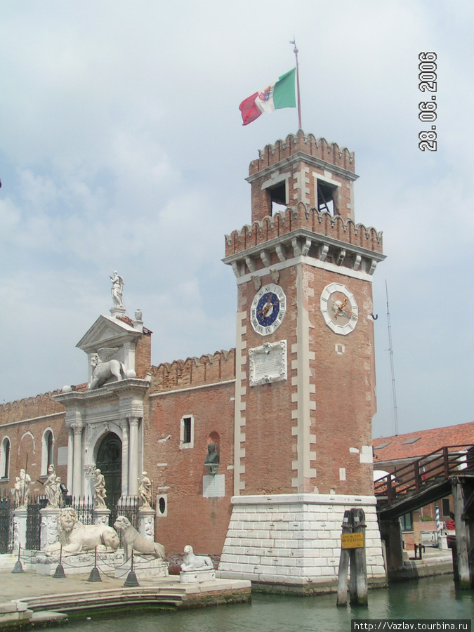 Одна из башен на подступах Венеция, Италия