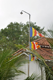 Нынешний монастырь основан в 1860-е годы.
Теперь здесь есть и электричество, и радио.
А над островом, как и положено, реют полосатые буддистские флаги.