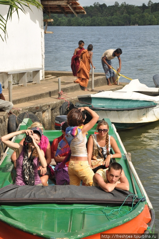 Пока лодка причаливает, одни спешат запечатлеть монастырь в памяти фотокамеры, другие мысленно парят над лагуной или обдумывают легенду о странствиях священного Зуба. Шри-Ланка