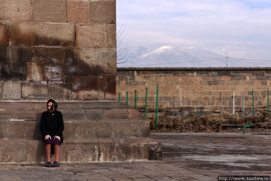 И бабушка, сидящая у его стен Армения