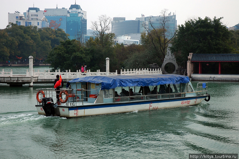 Круизный кораблик на озере Жунху Гуйлинь, Китай