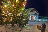 Возле входа в Христорождественскую церковь установлена главная новогодняя городская елка-красавица.