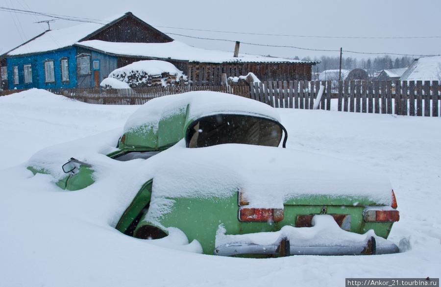 Еще одна отличительная особенность, которая бросается в глаза — обилие битых авто по всему городку. Нагорск, Россия