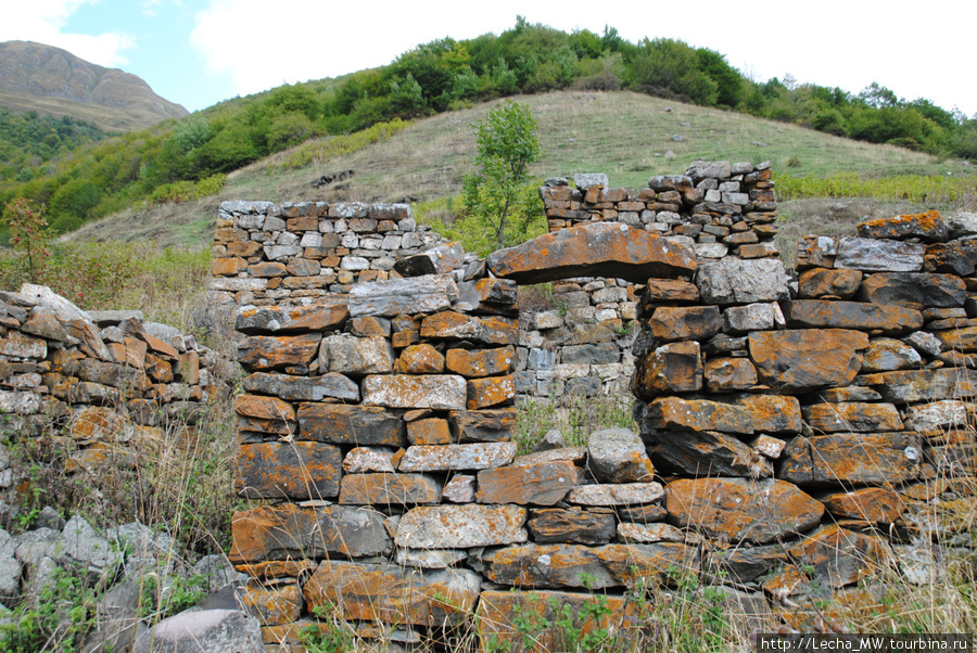 Развалины жилых домов около Урс-машыг Кударское ущелье, Южная Осетия