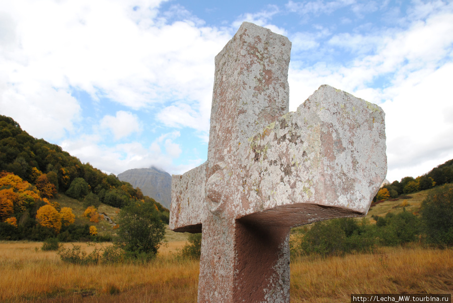 Морехский крест около селения Кобет( угол креста отбит вандалами) Кударское ущелье, Южная Осетия