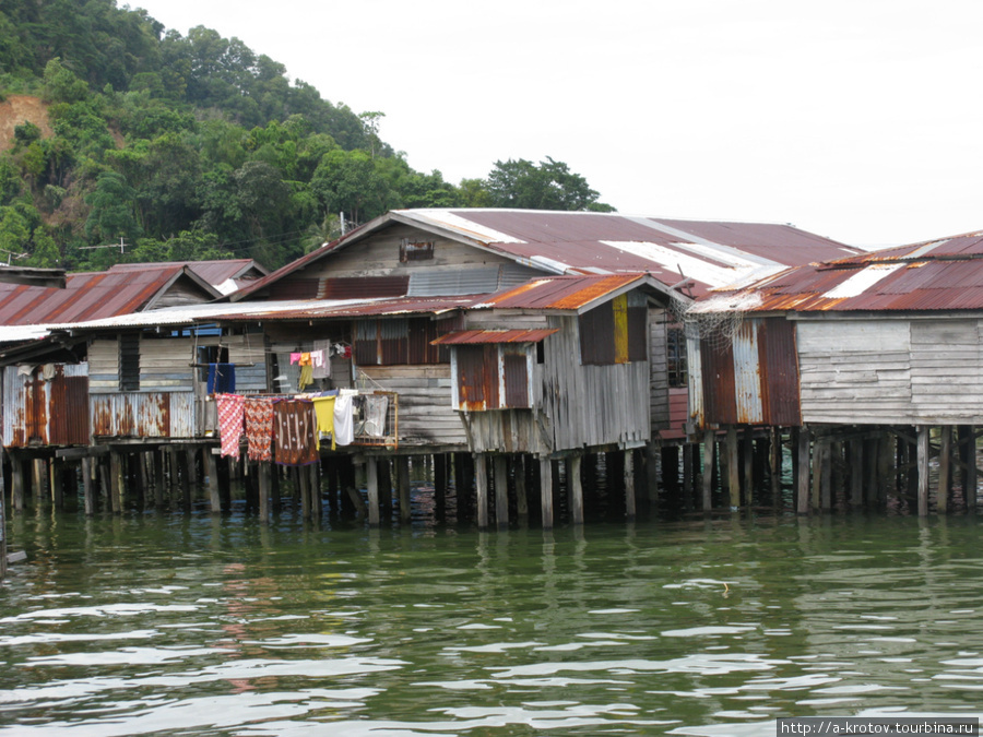 Малайзийский райцентр на берегу моря - город С. Сандакан, Малайзия
