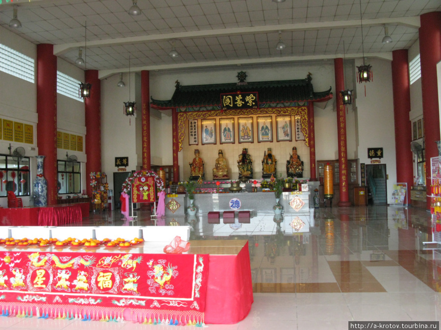 Внутренность китайского храма: китайские боги Сандакан, Малайзия