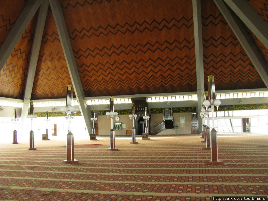 Внутренность мечети Сандакан, Малайзия