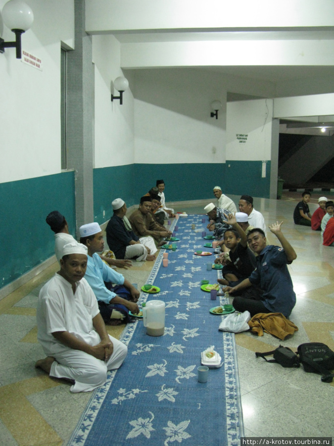 Совместный ужин в мечети Сандакан, Малайзия