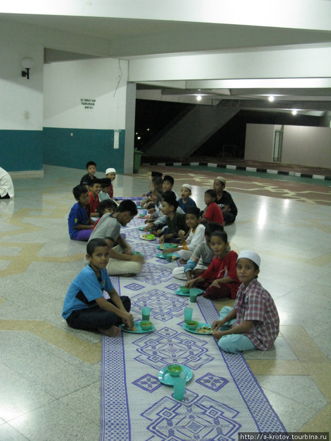 ужин в мечети Сандакан, Малайзия