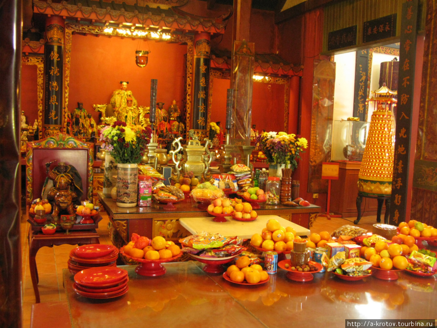 Китайские идолы любят мандарины и другие вкусности Сандакан, Малайзия