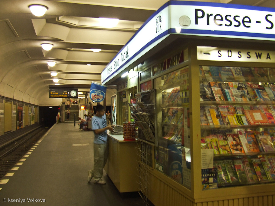 На станциях можно купить все, что душа пожелает — от свежей прессы до горячего кофе с сэндвичами. Берлин, Германия