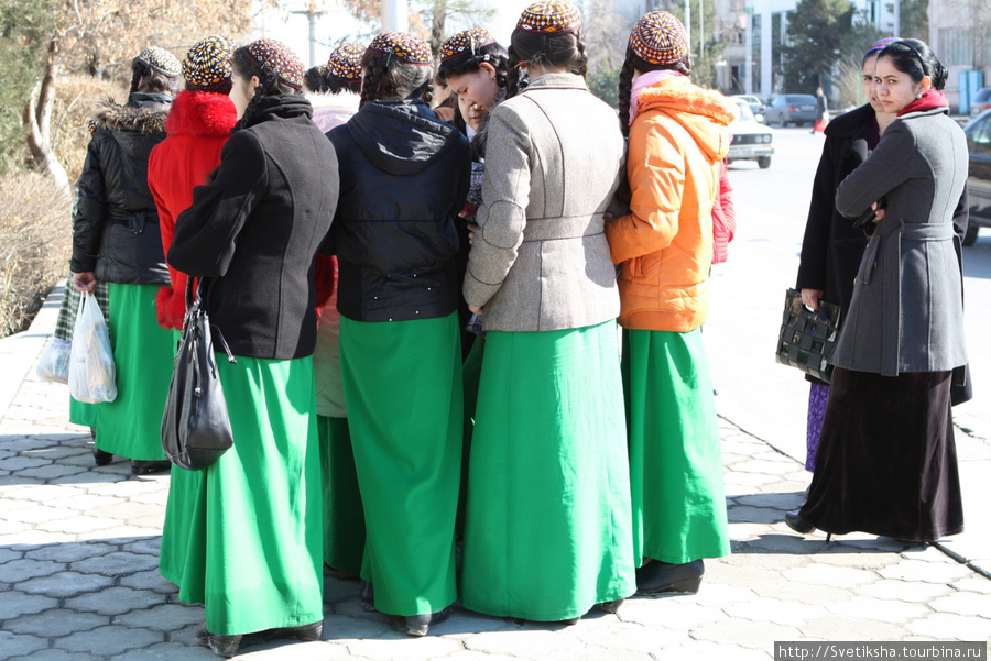 Компания школьниц. Об этом говорят их зеленые юбки — школьная форма туркмен.