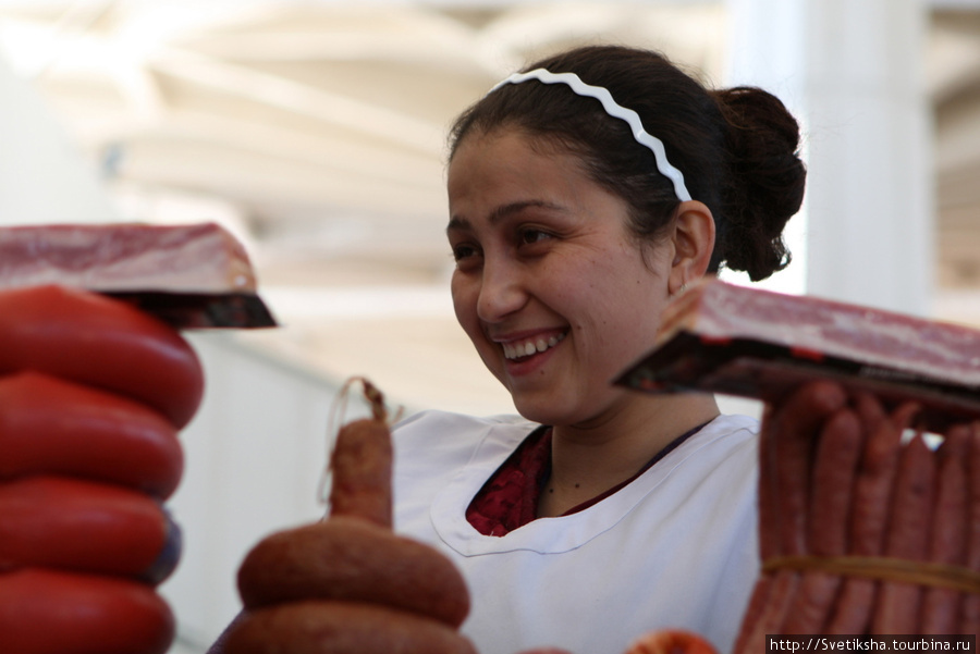 Продавщица колбасного отдела. Ашхабад, Туркмения