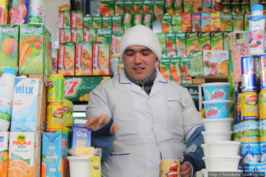 Молочник от стеснения решил бросить в фотографа пакетом молока. Ашхабад, Туркмения