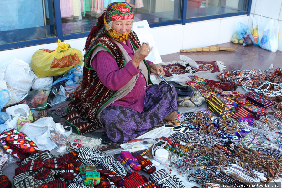 Продавщица сувениров Ашхабад, Туркмения