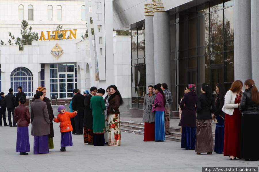 Молодежь перед кинотеатром Ашхабад, Туркмения