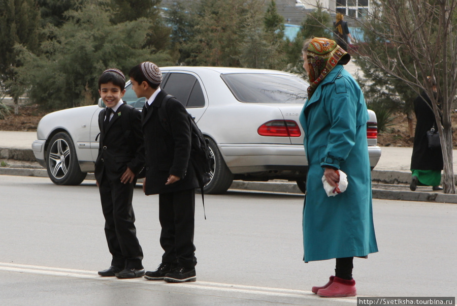 Ребятишки и бабушка переходят дорогу. Ашхабад, Туркмения