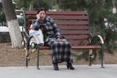 Одинокая женщина у памятника Ленину.