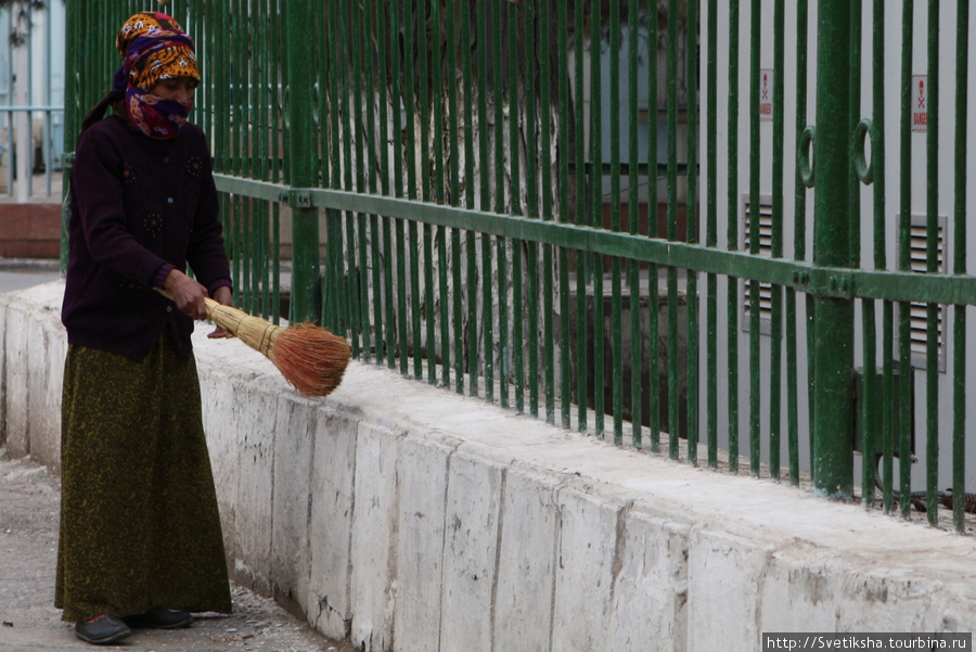 Уборка улиц. Уборщиков в Туркмении столько же, сколько и милиции — в два раза больше, чем других. Ашхабад, Туркмения