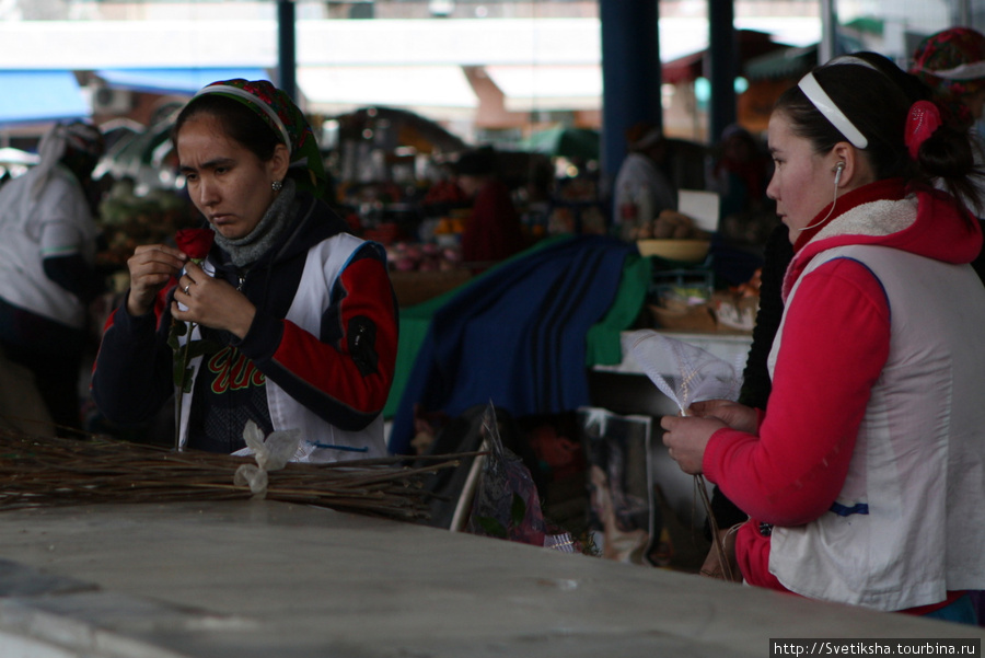 Продавщицы на рынке Ашхабад, Туркмения