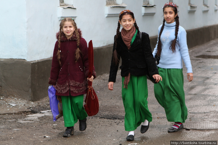 Молодые школьницы из интерната для одаренных детей. Ашхабад, Туркмения