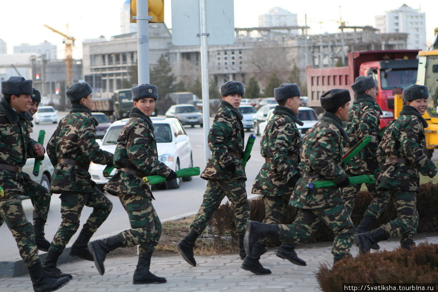 Солдатики бегут по делам. Ашхабад, Туркмения