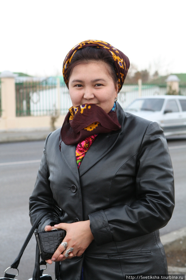 Эта девушка недавно вышла замуж, об этом говорит платок, зажатый во рту. Ашхабад, Туркмения