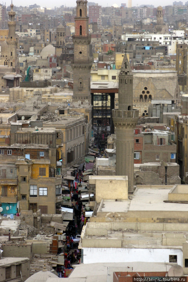 Улица в Islamic Cairo с вершины минарета