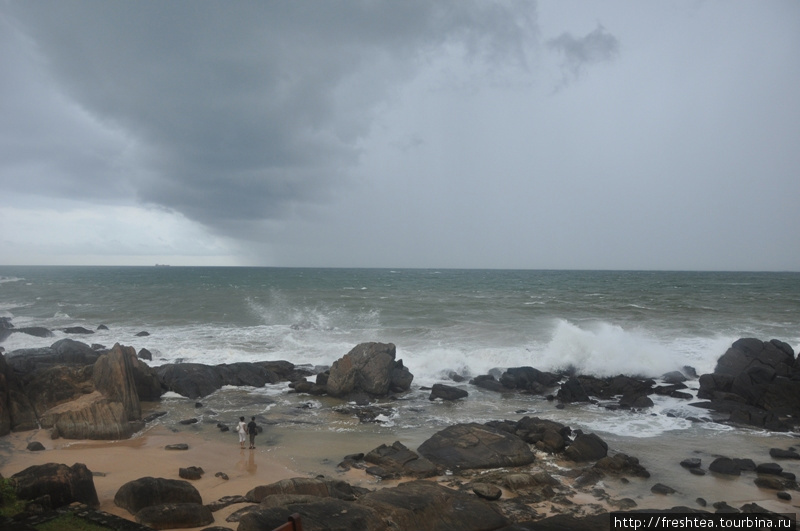 Благо, скалы у берега не только для колорита: волны режут на полосы, и те сердито заливают берег, но не обрушиваются стеной воды... По крайней мере, пока. Шри-Ланка