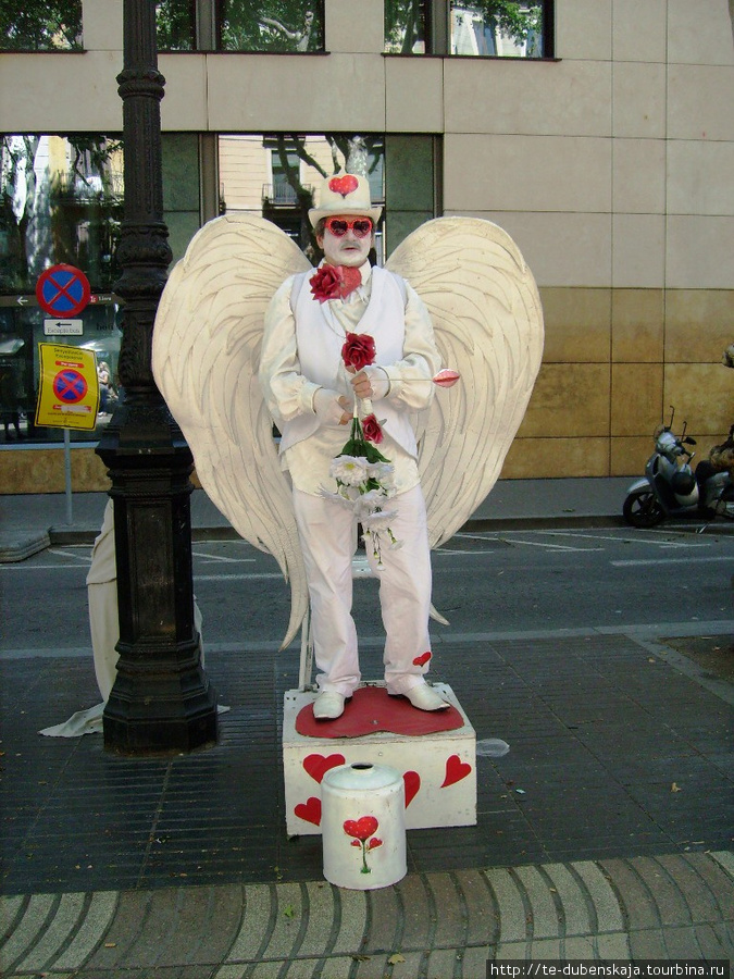 Вот такой милый ангел любви пользовался неизменным успехом у туристов, особенно молодых девочек. Барселона, Испания