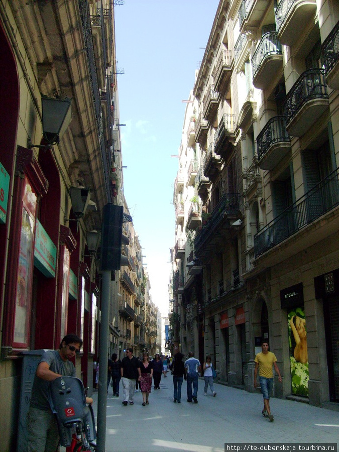 Узкие улочки китайского квартала. Барселона, Испания