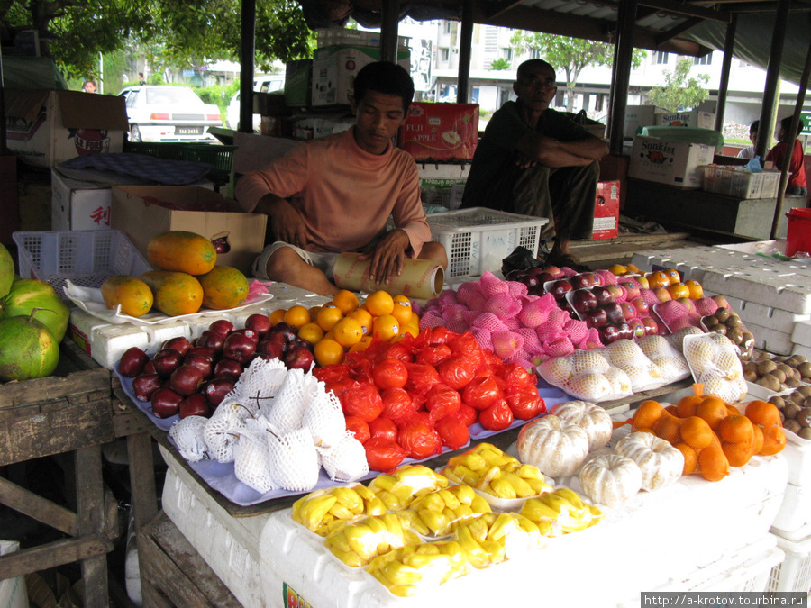 Фрукты тоже есть, но фрукты мы уже видели повсюду, они не удивительны Кудат, Малайзия