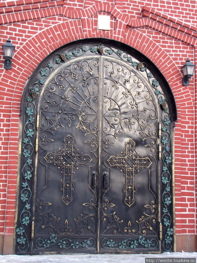 Дверь собора. Рязань, Россия