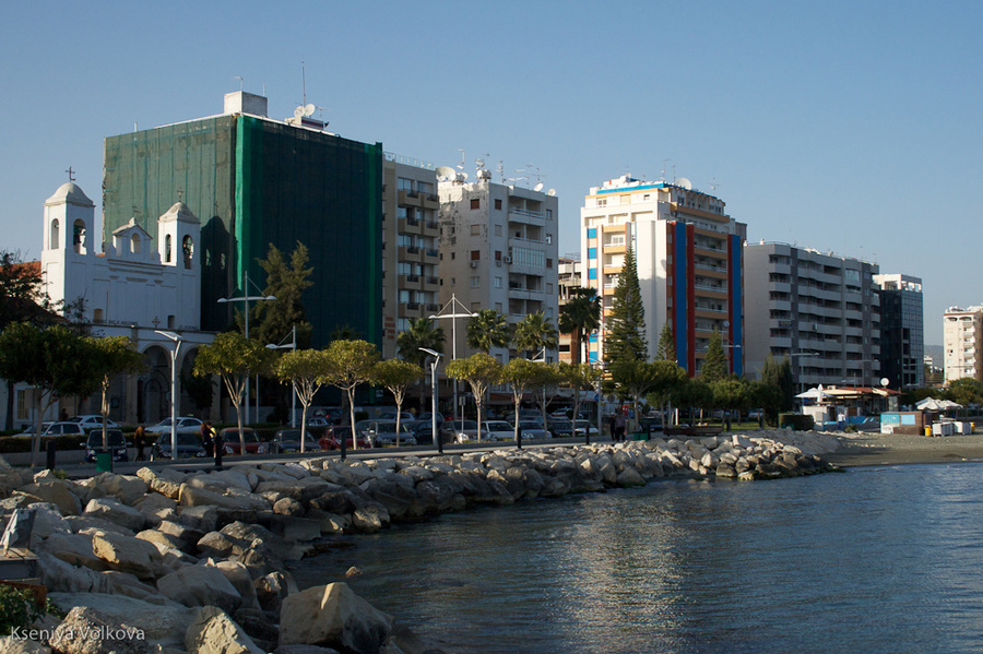 Вот такое довольно унылое панельное, на мой взгляд, зрелище представляет из себя новая часть города Лимассол, Кипр