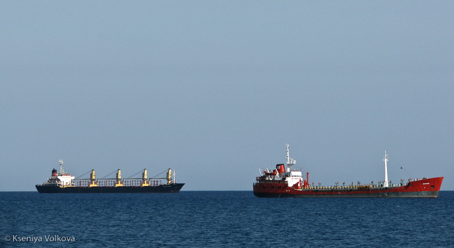 горизонт в Лимассоле никогда не бывает чистым — тут находится один из самых крупных портов Кипра Лимассол, Кипр