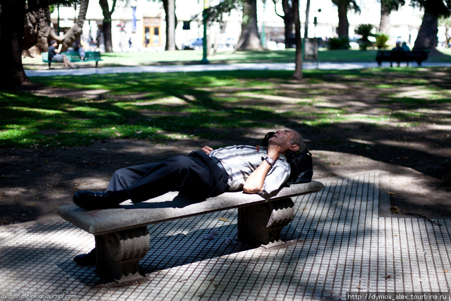 Парк в городе. Люди отдыхают. Буэнос-Айрес, Аргентина