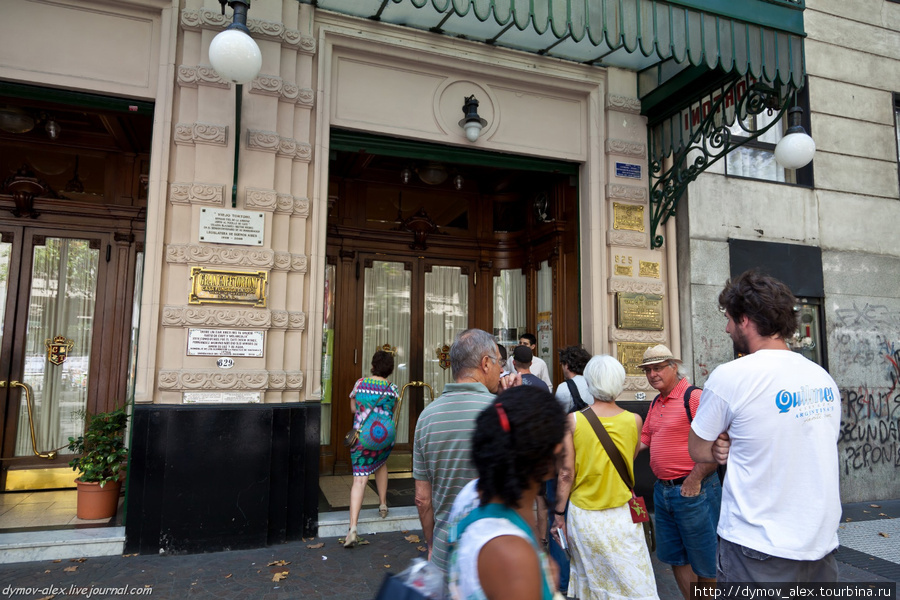 Знаменитое кафе Тортони. По словам допрошенных таксистов, танго лучше смотреть в Сеньоре Танго (об этом будет отдельный пост). Буэнос-Айрес, Аргентина